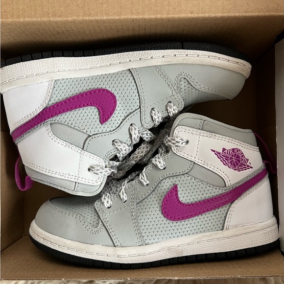 Retro unisex high-top Air Jordan, toddler size 9, grey mist/ fuchsia color. - Picture 3 of 8